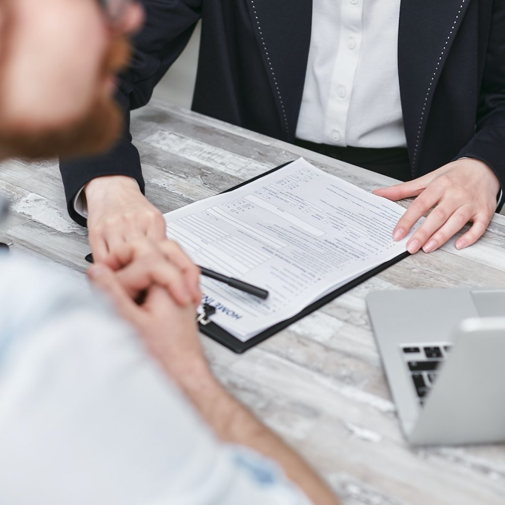 Quelles sont les étapes à suivre pour bénéficier des services de CJ FINANCE INVEST ?